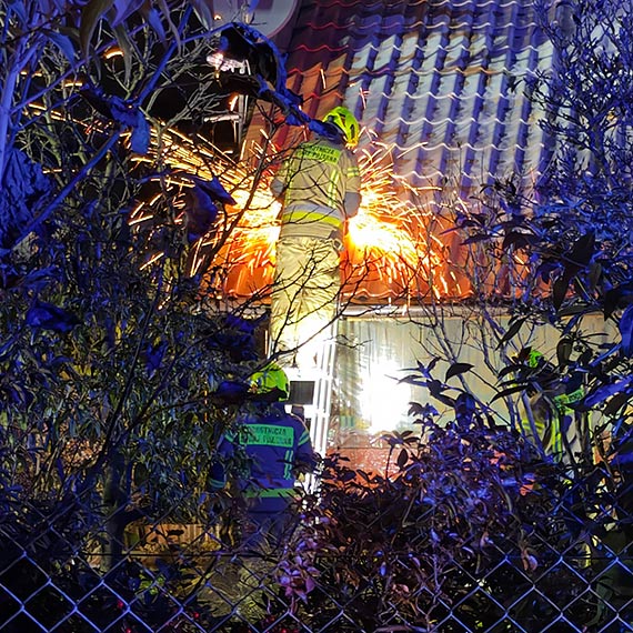 Poar budynku na terenie ogrodw w Midzyzdrojach. Straacy walczyli z ogniem. Zobacz film!