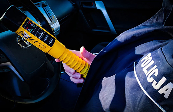 Z krawężnika prosto w ręce Policji – pijany kierowca w Dziwnówku!