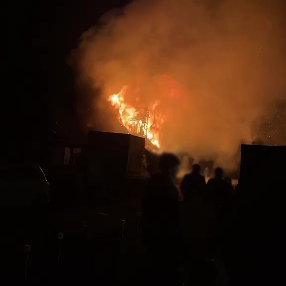Grony poar budynku gospodarczego w Sulikowie. Straacy wynieli butle z gazem