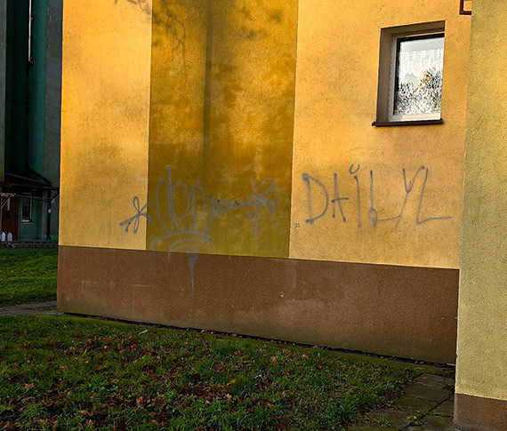 Funkcjonariusz po służbie ujął sprawcę dewastacji elewacji bloku