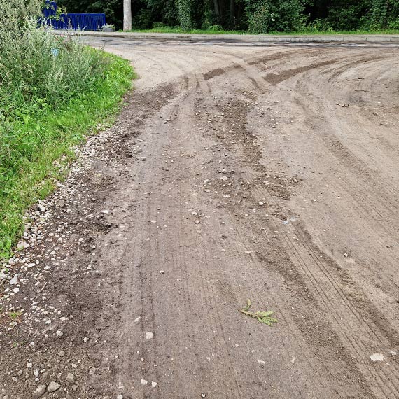 Niszczona droga w Krzepocinie. Mieszkańcy apelują o reakcję