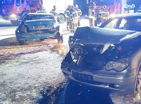 Zderzenie dwóch samochodów na dawnym lotnisku w Śniatowie. Interweniowała OSP Jarszewo