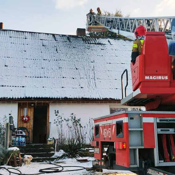 Pożar sadzy w kominie w Skarchowie. Interweniowała OSP Jarszewo