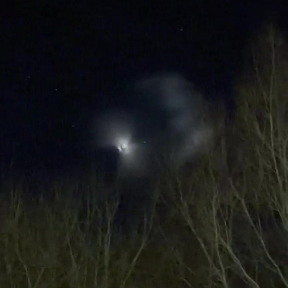 Świecąca kula na nocnym niebie nad Kamieniem Pomorskim. Mieszkaniec przesłał film!