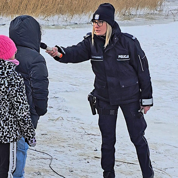 Jak uratowa� osob�, pod kt�r� za�ama� si� l�d? Wsp�lna akcja Policji i Stra�y Po�arnej