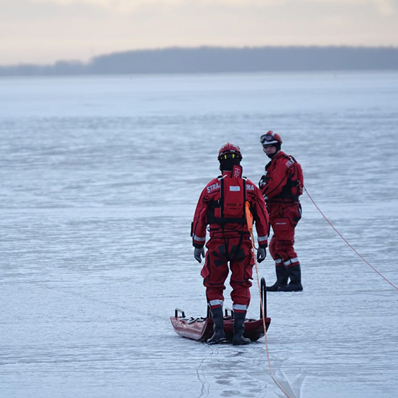 �wiczenia z zakresu ratownictwa wodno-lodowego OSP Skoszewo na pla�y w Wolinie
