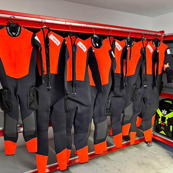 Nowy sprz�t dla s�u�b ratunkowych w gminie Dziwn�w. Wsparcie z KPO trafi�o do OSP, SAR i WOPR