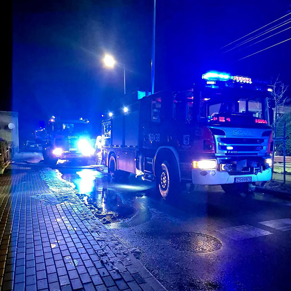 Po�ar wiaty na drewno w Wolinie. Nocna akcja stra�ak�w