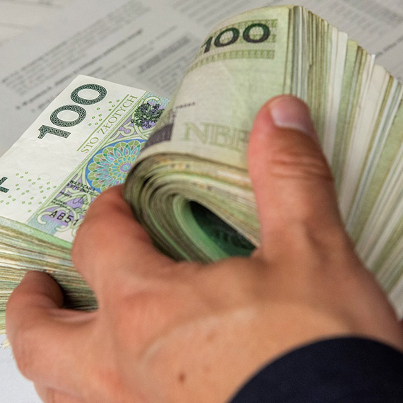 Darowizna pieniężna od najbliższych. Eksperci ostrzegają przed pułapkami w przepisach