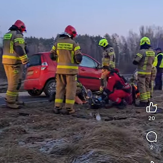 Czo�owe zderzenie na DW102 pod Ko�czewem. Jedna osoba ci�ko ranna, l�dowa� LPR