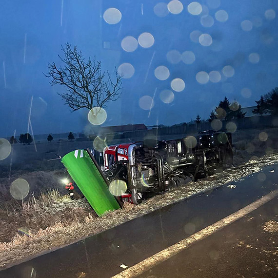 P�ugopiaskarka przewr�ci�a si� do rowu na trasie Wrzosowo - Kamie� Pomorski. Na miejscu interweniowali stra�acy