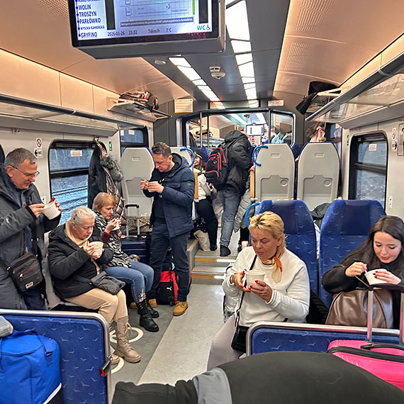 Gołoledź sparaliżowała kolej. Zdezorientowani pasażerowie na dworcu, miasto zapewniło ciepłą zupę i herbatę