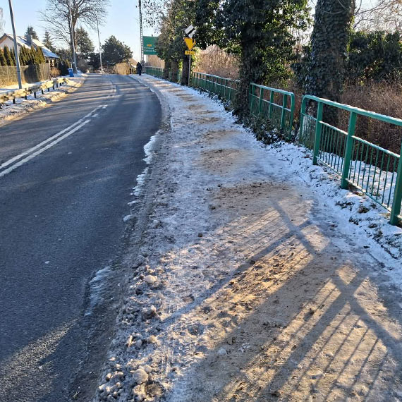 OSP Ko�czewo ruszy�a z pomoc�. Stra�acy posypuj� �liskie chodniki