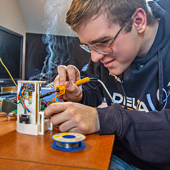 Konrad ze Świnoujścia buduje satelitę w niemieckiej szkole. Rakietowy start już w marcu. Zobacz film!