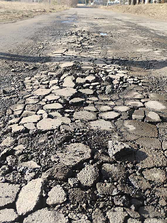 Domys��w - dziury jak kratery. Kierowcy alarmuj� o zagro�eniu