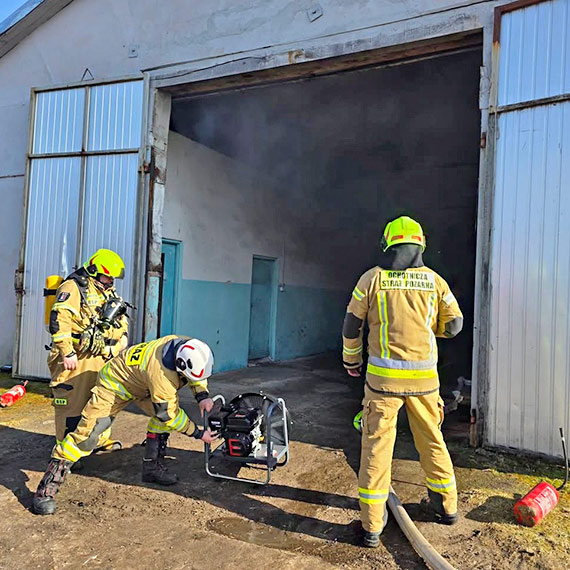 Po�ar �adowarki w budynku gospodarczym w Stuchowie. Stra�acy zadymion� hal� oddymiali wentylatorem