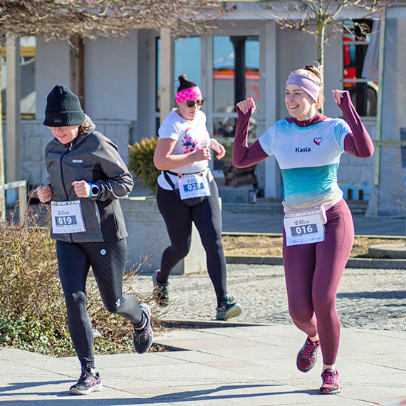 140 osób pobiegło „Tropem Wilczym” w Międzyzdrojach. Pamięć i wspólnota na Alei Gwiazd