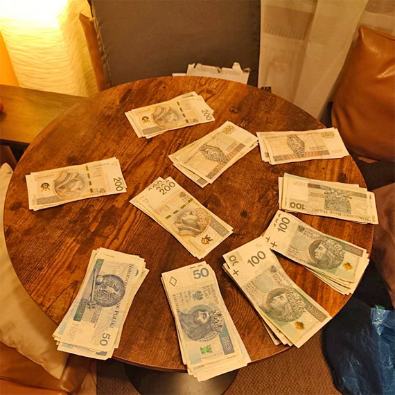 Zabrali cudz� torebk� z 10 tysi�cami z�otych. Policjanci szybko ustalili sprawc�w