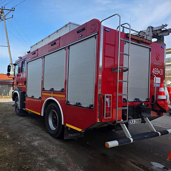 Zalane mieszkanie przy ulicy Długiej w Świerznie. Interweniowali strażacy