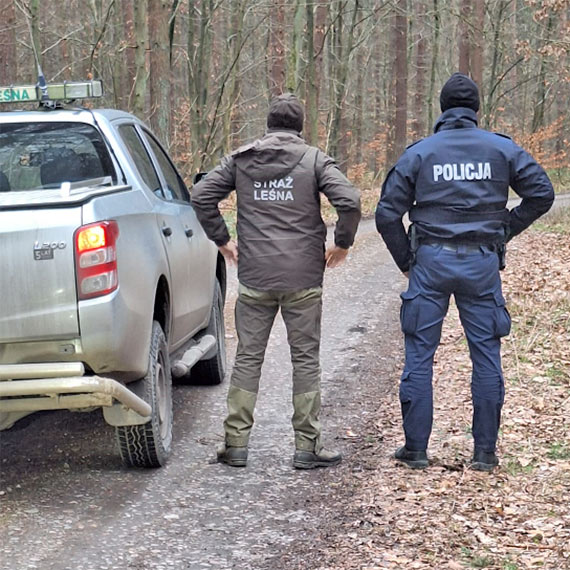 Policjanci i le�nicy wsp�lnie patroluj� lasy – dzia�ania w ramach akcji „Wieniec”