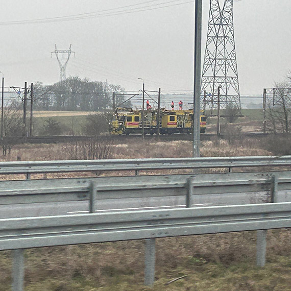 Pociągi do Świnoujścia stanęły. Kolejarze naprawiają trakcję między Wolinem a Troszynem