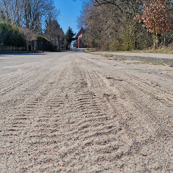 Piasek po zimie problemem mieszkańców Lubina. Tumany kurzu uprzykrzają życie