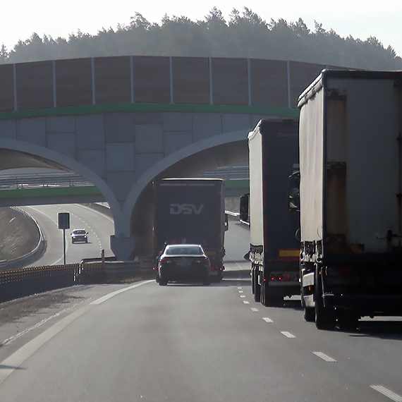 Policja z helikoptera nad A6 i S3. 76 kierowc�w ci�ar�wek z�amanych na zakazie wyprzedzania