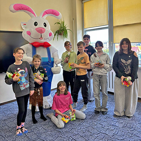 Zaj�czek Wielkanocny odwiedzi� szko�� muzyczn� w Kamieniu Pomorskim