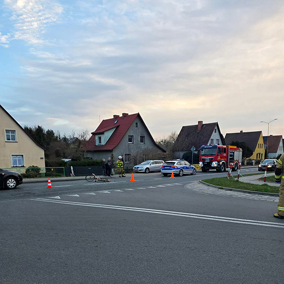 Rowerzysta potr�cony na skrzy�owaniu w Golczewie. Na miejscu policja, ZRM i stra�acy