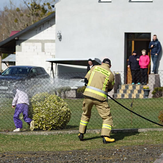 Strażacy kontra dzieci. Lany poniedziałek w Skoszewie pełen śmiechu i wody. Zobacz film!