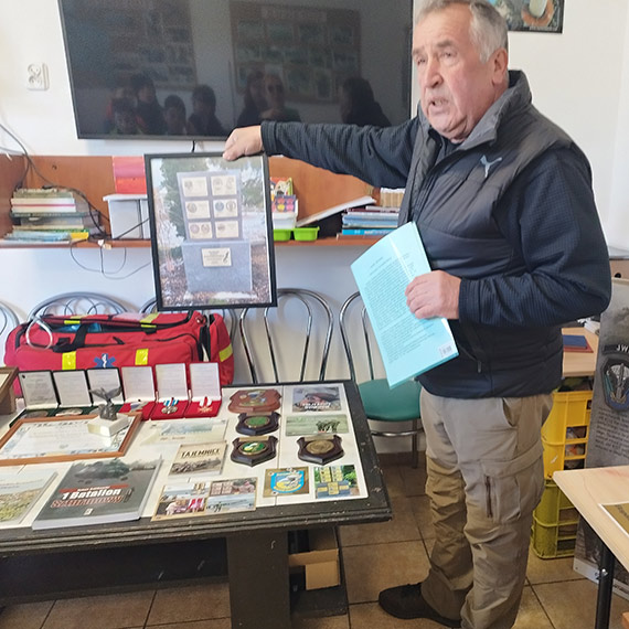 Uczniowie z Dziwnowa zajrzeli do niezwykłej kolekcji. Prapremiera wystawy już za nimi