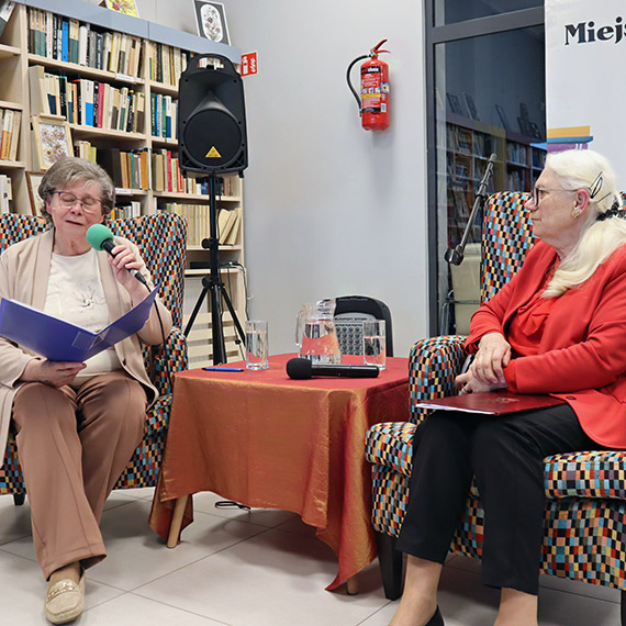 Wernisaż Elżbiety Szeklińskiej w międzyzdrojskiej bibliotece