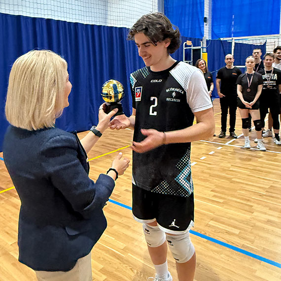 B�yskawica z pucharem podczas BALTIC VOLLEYBALL CUP – MI�DZYZDROJE 2026